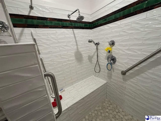 bathroom featuring a tile shower