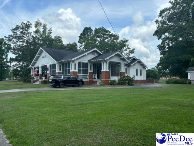 view of front of home featuring a front lawn