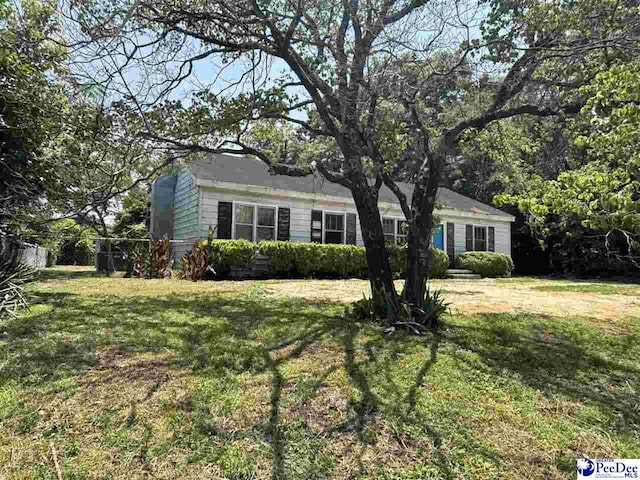 207 W Smith Ave, Darlington, SC 29532 - view of front facade with a front yard