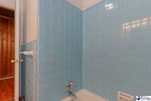 bathroom with tiled shower / bath