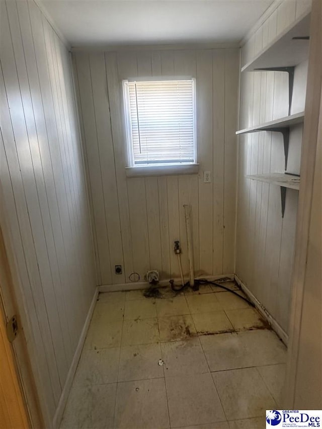 clothes washing area featuring baseboards