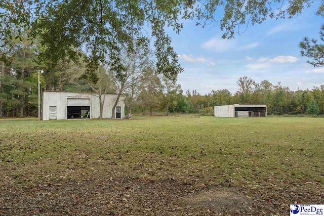 view of yard featuring an outbuilding