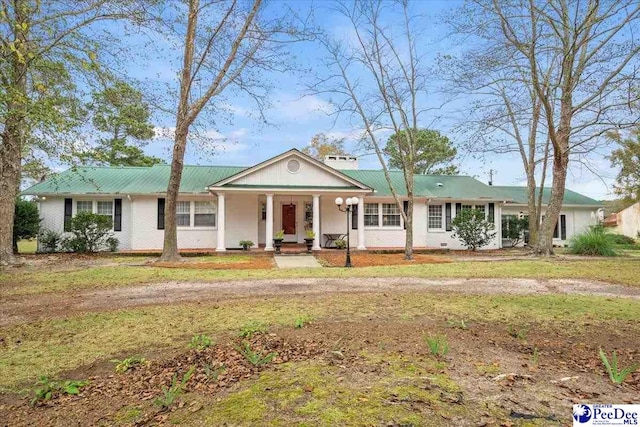 view of front of house featuring covered porch and a front lawn