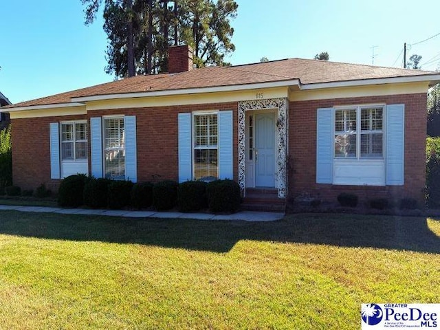 ranch-style home featuring a front lawn