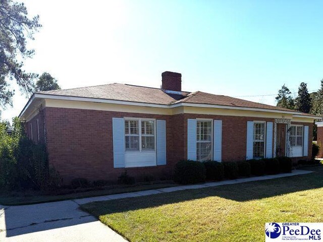 view of front of home featuring a front lawn