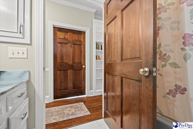 entryway featuring crown molding