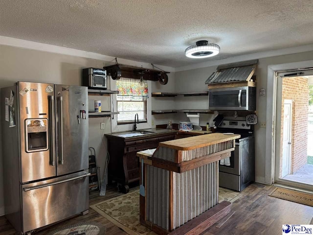 kitchen featuring a healthy amount of sunlight, appliances with stainless steel finishes, sink, and hardwood / wood-style floors