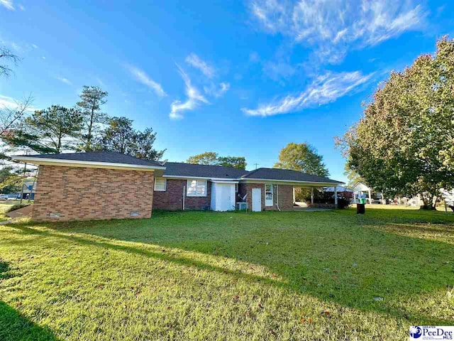 single story home featuring a front yard