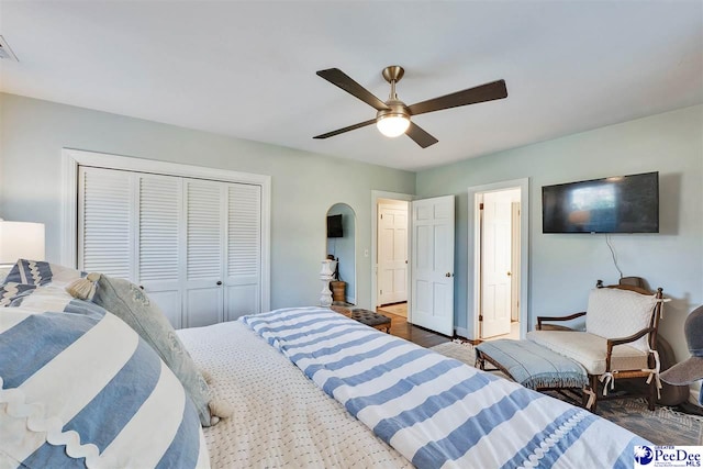 bedroom featuring a closet and ceiling fan