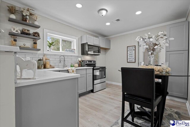 236 Wells St, Lake City, SC 29560 - kitchen featuring visible vents, a sink, tasteful backsplash, appliances with stainless steel finishes, and crown molding