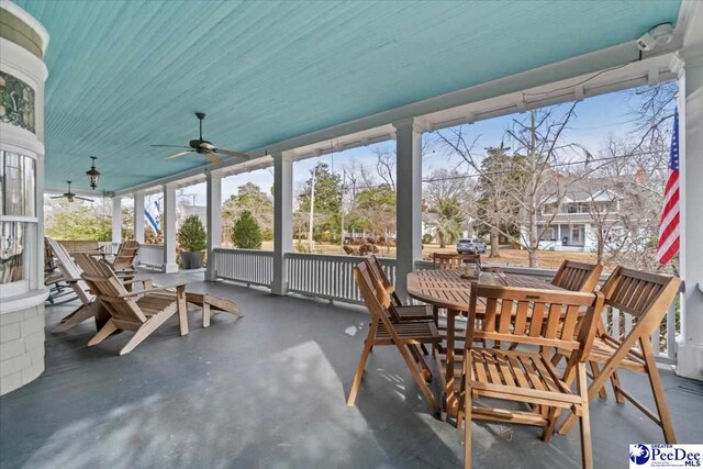 sunroom featuring ceiling fan