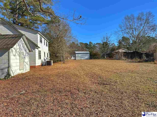 view of yard featuring a storage unit