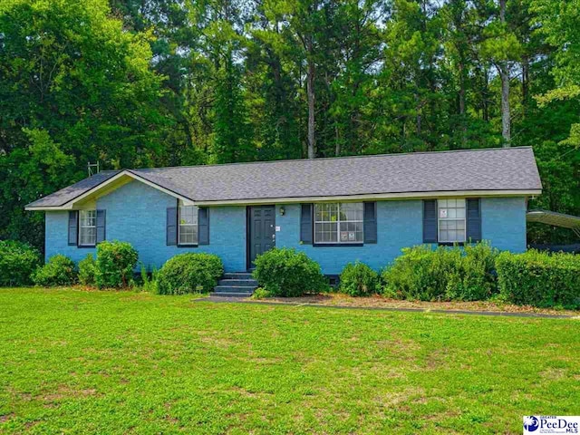 ranch-style home featuring a front lawn