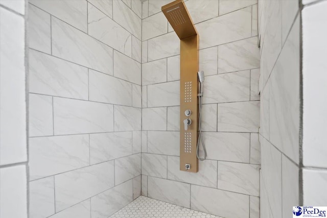 bathroom featuring a tile shower