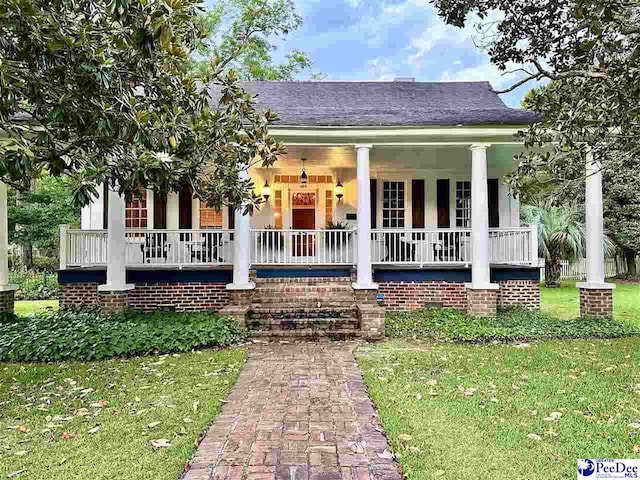 view of front facade with a front yard