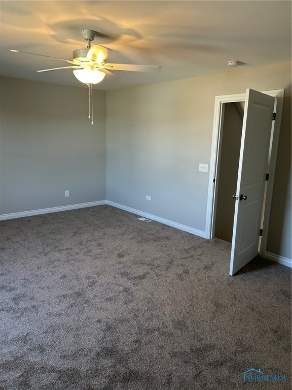 carpeted empty room featuring ceiling fan