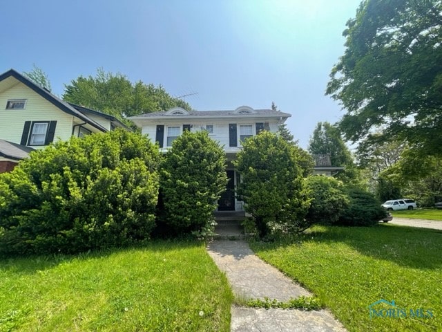 view of front of home with a front lawn