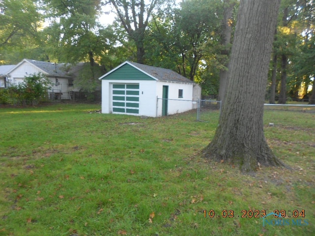 view of yard with an outdoor structure