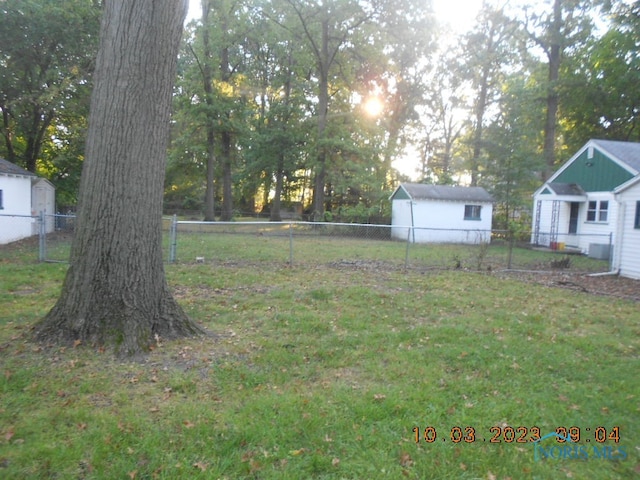 view of yard featuring a storage unit