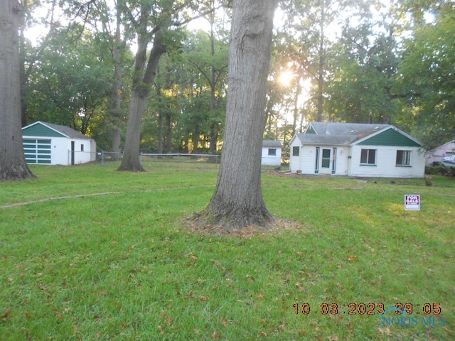 view of yard with an outdoor structure