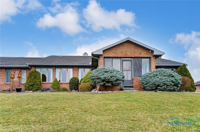 view of front of property featuring a front lawn