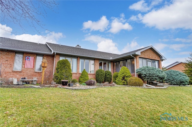 view of front of home featuring a front yard