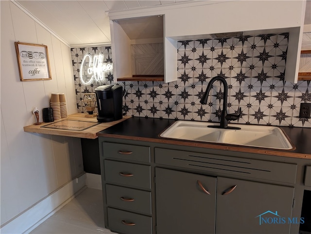 kitchen with sink, crown molding, decorative backsplash, and gray cabinets