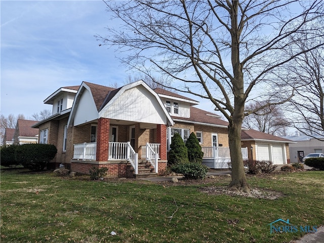 view of front facade featuring a garage, a porch, and a front lawn