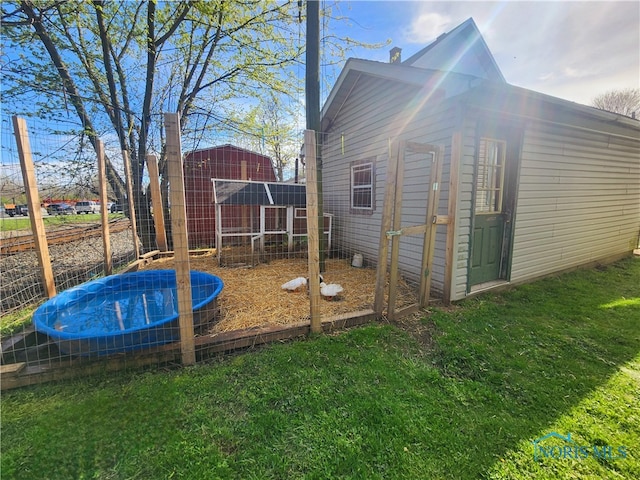 view of yard featuring an outdoor structure