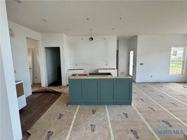 kitchen featuring a kitchen island