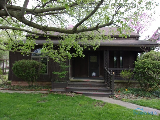 view of front facade with a front lawn