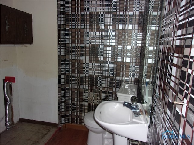 bathroom featuring sink and toilet