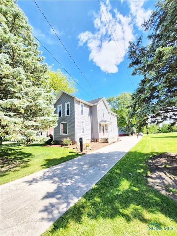 view of front facade featuring a front yard