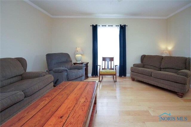 living room featuring plenty of natural light, light hardwood / wood-style floors, and crown molding