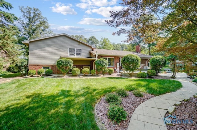 tri-level home featuring a front lawn