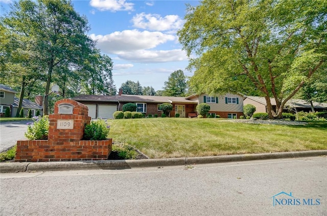 split level home featuring a front yard