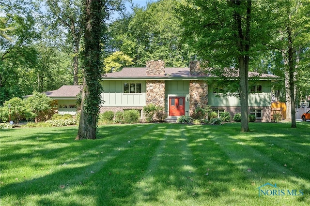 split foyer home with a front lawn