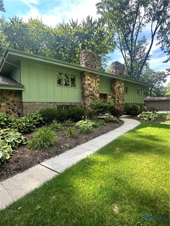 ranch-style home featuring a front yard