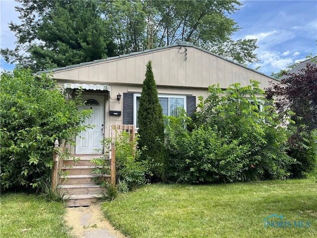 view of front of home featuring a front yard