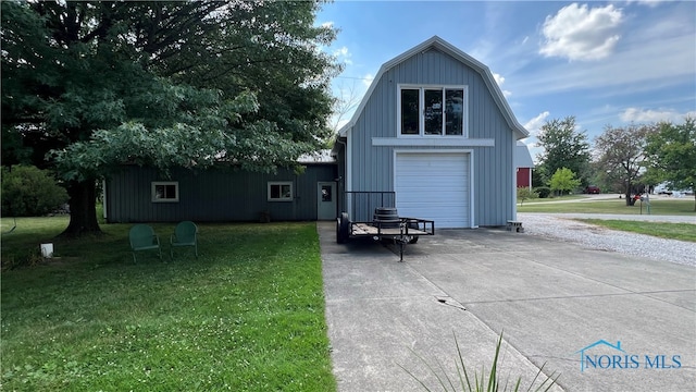 view of front of house with a front lawn