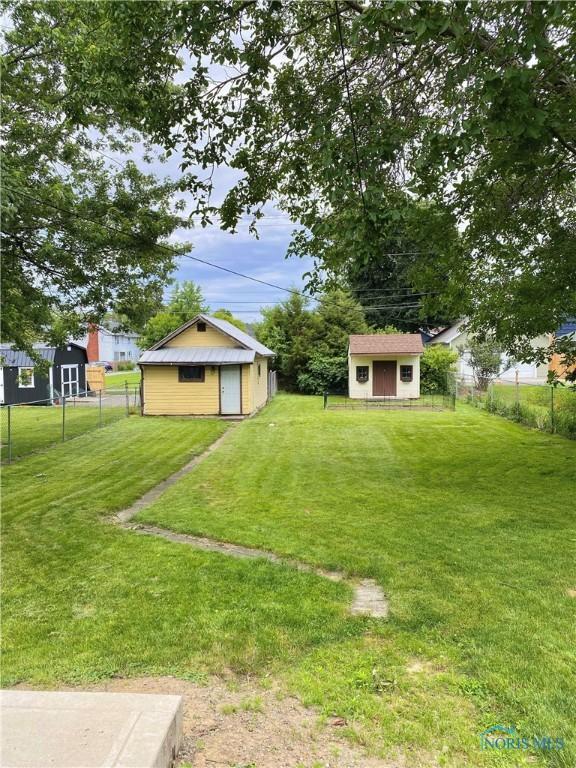 view of yard featuring an outdoor structure