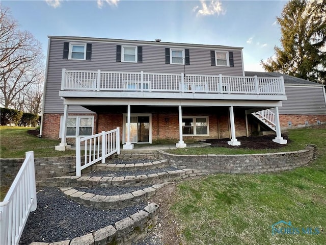 view of front of house featuring a wooden deck and a front yard