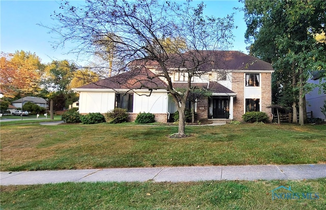 view of front facade featuring a front lawn