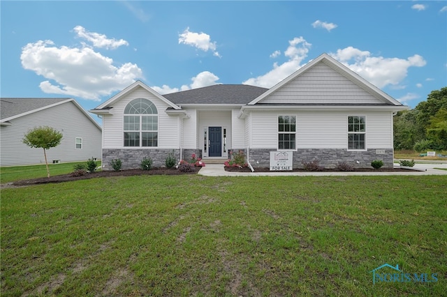 view of front facade featuring a front yard