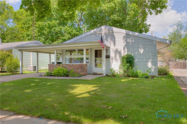 view of front of home featuring central air condition unit and a front yard