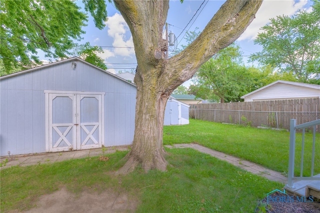 view of yard with a storage shed