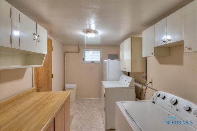 laundry room with washing machine and dryer