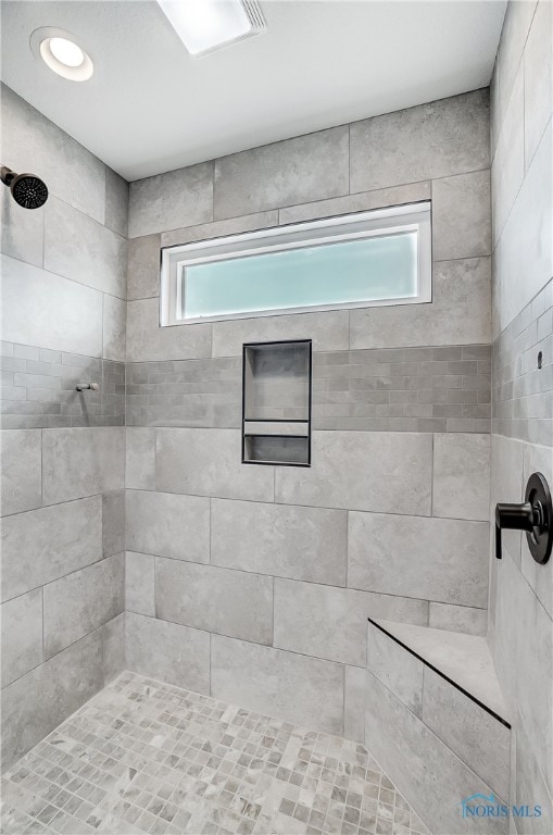 bathroom featuring a tile shower