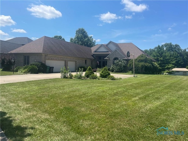 view of front facade featuring a front lawn and a garage