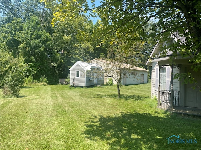 view of yard featuring an outdoor structure